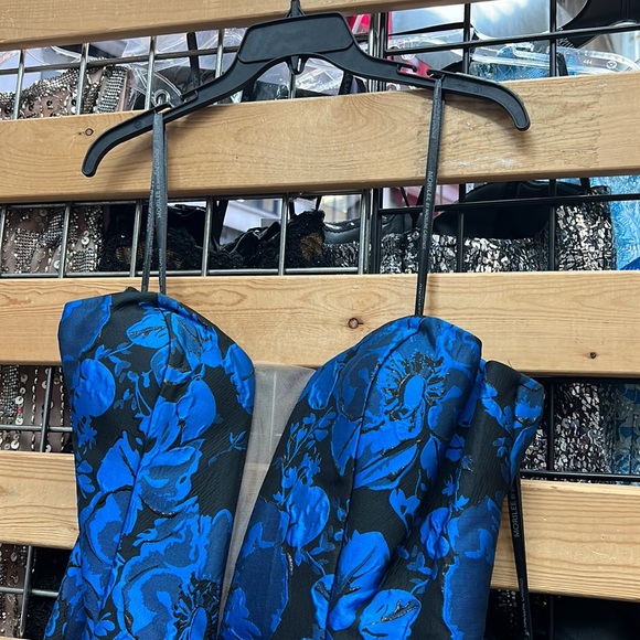 NWT,Mori lee long Dress 43107A
Floral Black/royal - Picture 9 of 17